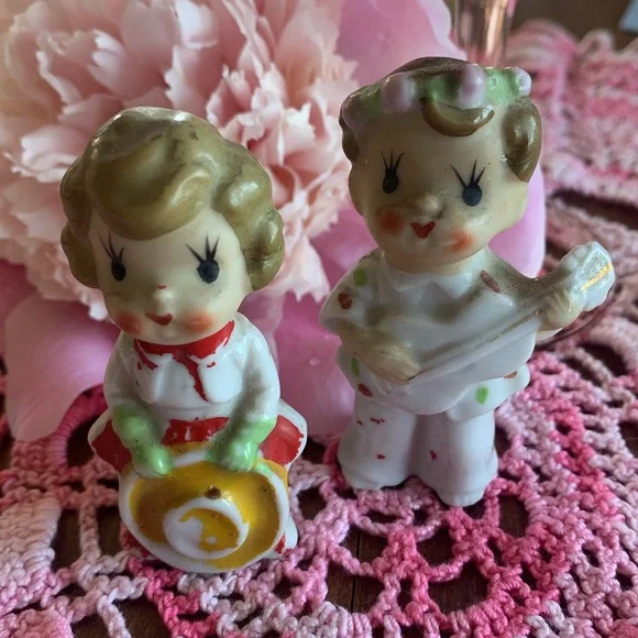 Vintage Kitsch Ceramic Figurines with Musical Instruments - Picture 4 of 5